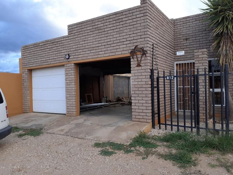 Beautiful Freestanding house for rent in Cimbebasia with the option to