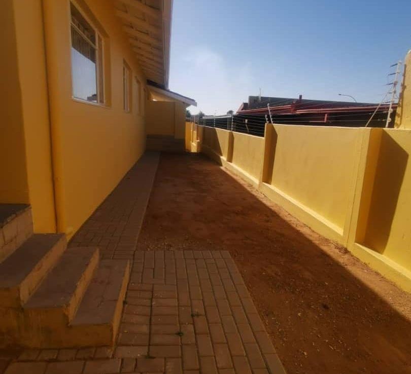 KHOMASDAL LUXURY HILL 4 BEDROOM HOUSE WITH 2X BACHELOR FLATS FOR SALE